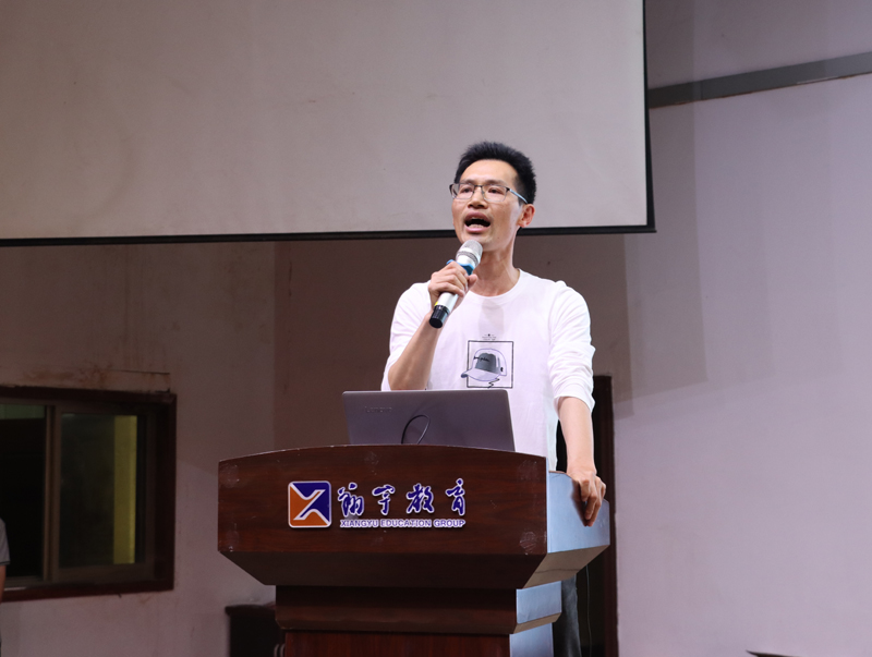讓優(yōu)秀成為一種習(xí)慣——高二期中考試表彰大會(huì)